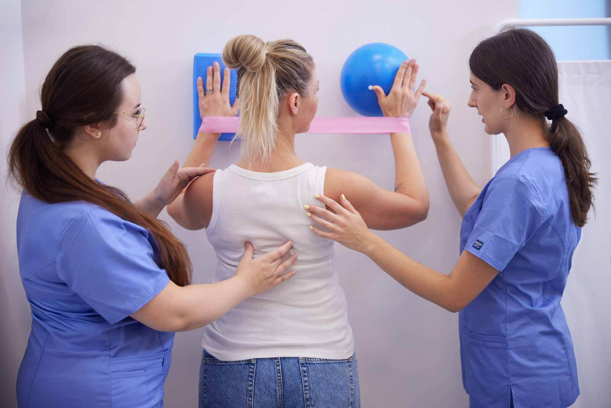 Cwiczenie barku z gumami oporowymi - rehabilitacja niestabilnosci w IChB